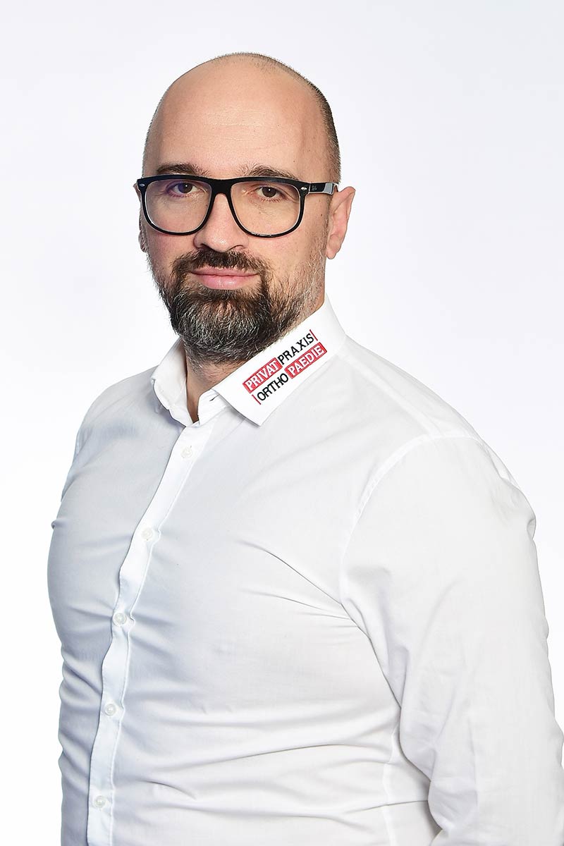 Porträtbild von Dr. (Univ. Saraj.) A. Pulja